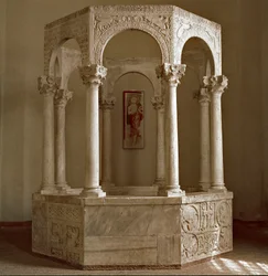 Arqueologia da Idade Média (Idade Média). Arte bárbara da Lombardia: fonte batismal (batistério) do Patriarca Calisto em forma octogonal composta por um arco ao lado e colunas coríntias. Arquitetura 730-740. Arte lombarda, século VIII. Pedra calcária. Ele