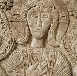 Arqueologia da Idade Média (Idade Média). Arte bárbara da Lombardia: detalhe de Cristo, baixo relevo do altar do Duque Rachis. Escultura, arte lombarda, 737-744. Cividale del Friuli, Museu Chretien, tesouro da catedral.