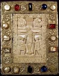 Arqueologia da Idade Média (Idade Média). Arte bárbara da Lombardia: a paz do Duque Orso. A parte de marfim representa Cristo crucificado rodeado pela Virgem, Santo Longino Centurião (ou Longinus) e São João. Arte lombarda do século IX. I