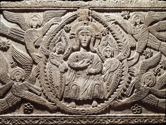 Arte lombarda: Cristo em glória, baixo relevo do altar do Duque Rachis (Ratchis ou Ratgis) - Escultura, arte lombarda, 737-744 (Relevo do Altar de Ratchis representando Cristo em glória) Cividale del Friuli, Museu Chretien, tesouro da catedrais