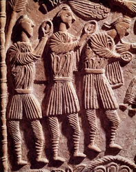 Arte lombarda: os reis sábios, baixo relevo do altar do Duque Rachis - Escultura, arte lombarda, 737-744 - Cividale del Friuli, Museu Chretien, tesouro da catedral