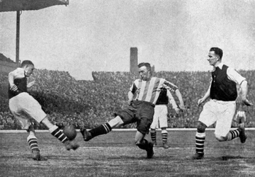 Ação de uma partida de futebol do Arsenal v Sheffield United, c1927-1937.