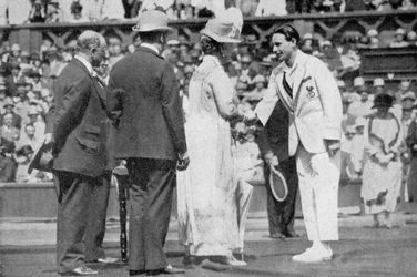 Jean Borotra recebe sua medalha da rainha Mary na quadra central, 1926
