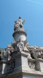 Monumento em homenagem ao navegador Cristóvão Colombo (Cristoforo Colombo). Escultura em mármore de Lorenzo Bartolini (1777-1850). Piazza Acquaverde, Génova, Itália
