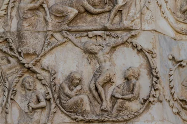 Crucificação, detalhe de Cenas da vida de Cristo, Histórias do Novo Testamento, baixos-relevos de Lorenzo Maitani (antes de 1275-1330), terceiro pilar, fachada da catedral de Orvieto, Úmbria, Itália