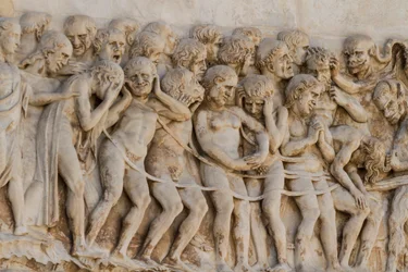 Maldito Paraíso para o Inferno, detalhe de Cenas do Juízo Final, Histórias do Apocalipse, baixos-relevos de Lorenzo Maitani (antes de 1275-1330) e ajuda, quarto pilar, fachada da catedral de Orvieto, Úmbria, Itália
