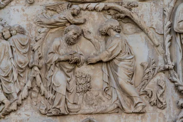 Gideão velo torcido, detalhe de Jessé e profecias messiânicas, Histórias do Gênesis, baixos-relevos de Lorenzo Maitani (antes de 1275-1330), segundo pilar, fachada da catedral de Orvieto, Úmbria, Itália