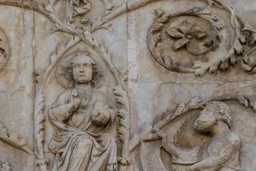 Jesse tree e profecias messiânicas, detalhe, Histórias do Génesis, baixos-relevos de Lorenzo Maitani (antes de 1275-1330), segundo pilar, fachada da catedral de Orvieto, Úmbria, Itália