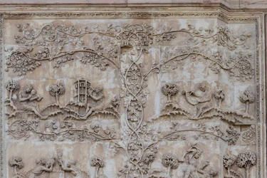 Naamah ensinando criança a ler e Tubal-cain batendo sinos com martelo; Enos, filho de Seth desenhando com bússola, Histórias do Gênesis, baixos-relevos de Lorenzo Maitani (antes de 1275-1330), primeiro pilar, fachada lateral da catedral de Orvieto, Úmbria,