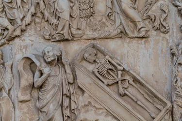 Profeta Ezequiel, detalhe de Jessé e profecias messiânicas, Histórias do Gênesis, baixos-relevos de Lorenzo Maitani (antes de 1275-1330), segundo pilar, fachada da catedral de Orvieto, Úmbria, Itália