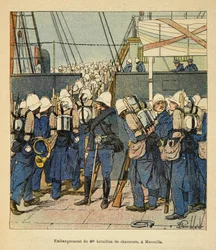 A guerra em Madagáscar - história das expedições francesas de 1885-1895 por Henri Galli dit Galllichet (1854-1922), ilustrada por Louis Bombled (1862-1927): Embarque do 40º batalhão de caças em Marselha para Madasgascar em 1895, soldado raso