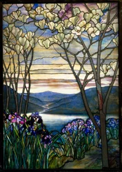 Magnólias e Íris, c.1908 (vidro Favrile com chumbo)