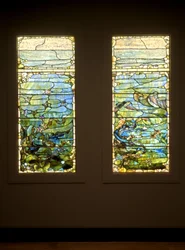 Janela com Estrela do Mar ("Primavera") e Janela com Anêmona do Mar ("Verão"), c.1885-1895 (vidro, chumbo, ferro e moldura de madeira (original))