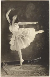 [Bailarina na ponta dos pés].