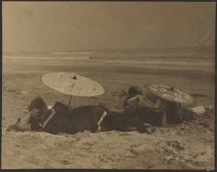 [Cena de praia com guarda-chuvas de papel].