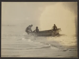[Barco na água].
