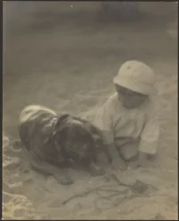 [Rapaz sentado com um cão]