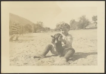[Rapaz e cão na praia].