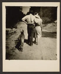 Casal a passear com cão