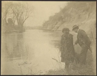 [Casal à beira do lago]