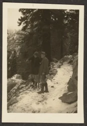 [Casal com cão na neve].