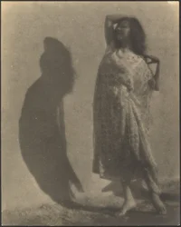[Bailarina e a sua sombra na parede]