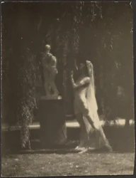 Bailarina num jardim