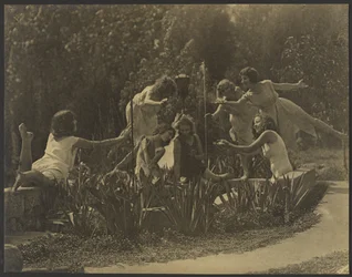 [Bailarinos posam junto ao muro do jardim]