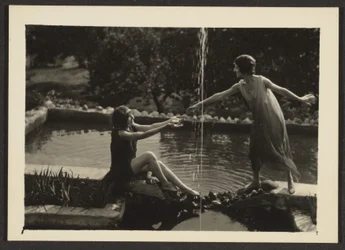 [Dançarinos na piscina].