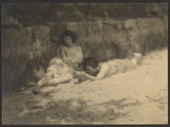 [Dançarinos no jardim, a descansar].