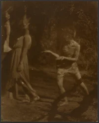 [Bailarinos em pose]