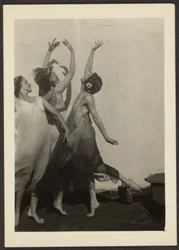 [Bailarinos num telhado]