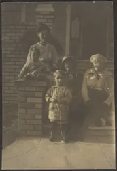 [Retrato de família no exterior da casa].