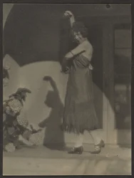 [Dançarina diante da casa].