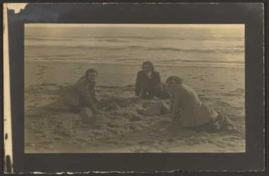 [Figuras sentadas na praia].