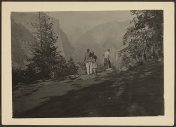Figuras numa paisagem montanhosa