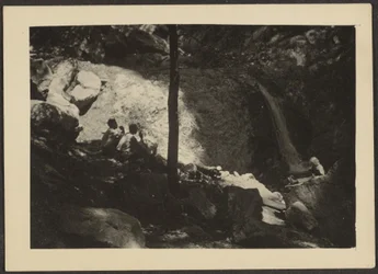 [Figuras numa paisagem florestal sombria].