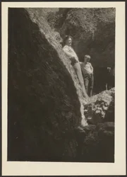 [Figuras à luz do sol em rochas].