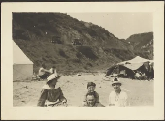 [Figuras na praia].