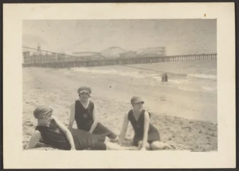 [Figuras na praia perto do cais de Santa Mónica].