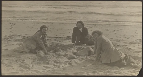 [Figuras numa praia].