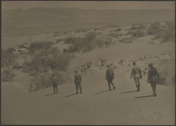 [Cinco homens a caminhar no deserto]
