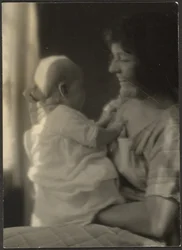 Florence a segurar um bebé