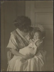 [Florence segurando o bebé numa cadeira de baloiço]