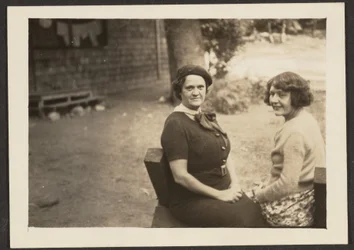 [Florence e uma amiga no quintal]