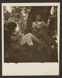 [Florence e o marido no bosque]