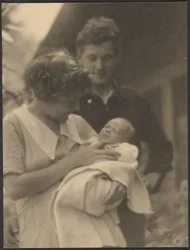[Florence e o marido com um bebé]