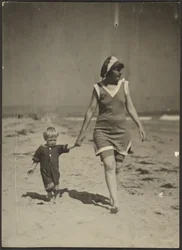 [Florence e o bebé a passear na praia]
