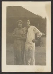 [Florence e jovem em uniforme da marinha]