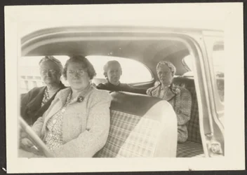 Quatro mulheres num automóvel